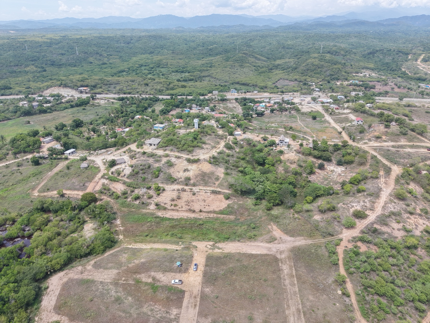 El terreno hoy, visto desde el dron: la vialidad trazada entre el manglar y el pueblo de Vainilla