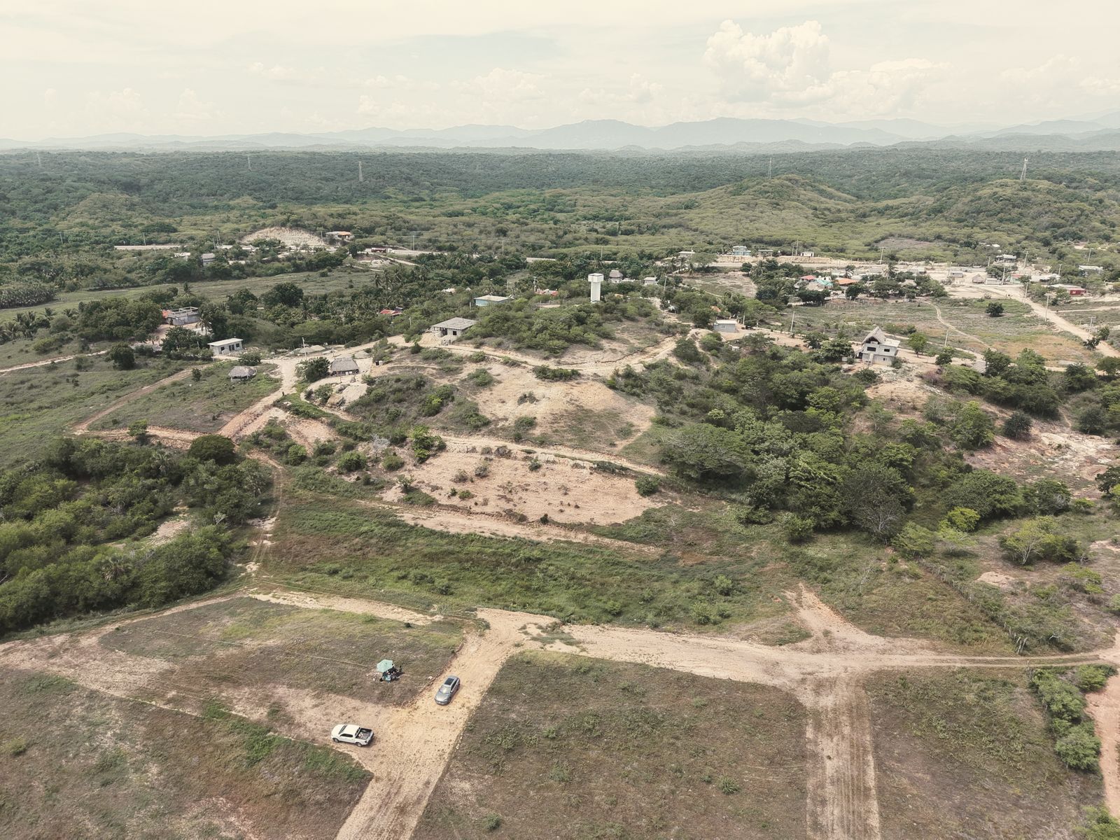 Fotografía aérea del pueblo de Vainilla, con sus casas y el tanque de agua, detrás del terreno